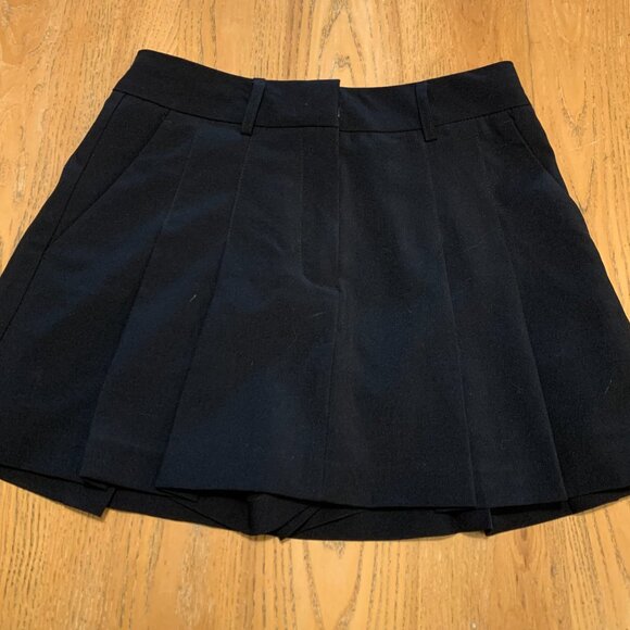 Mini jupe-short à plis - Mini pleated skirt with shorts - skort - Picture 4 of 6